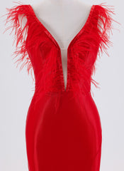 Sheath/Column Sleeveless Short Satin Homecoming Dress With Feather
